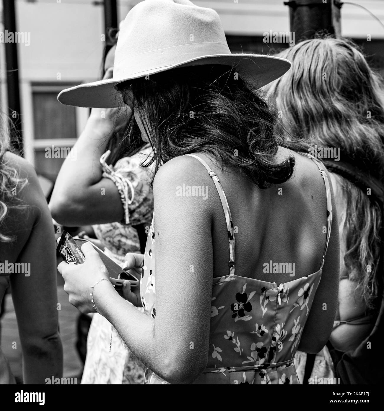 Epsom Surrey, London, Großbritannien, 04 2022. Juni, Nahaufnahme einer Frau mit modischem Hut oder Fascinator Epsom Derby Stockfoto