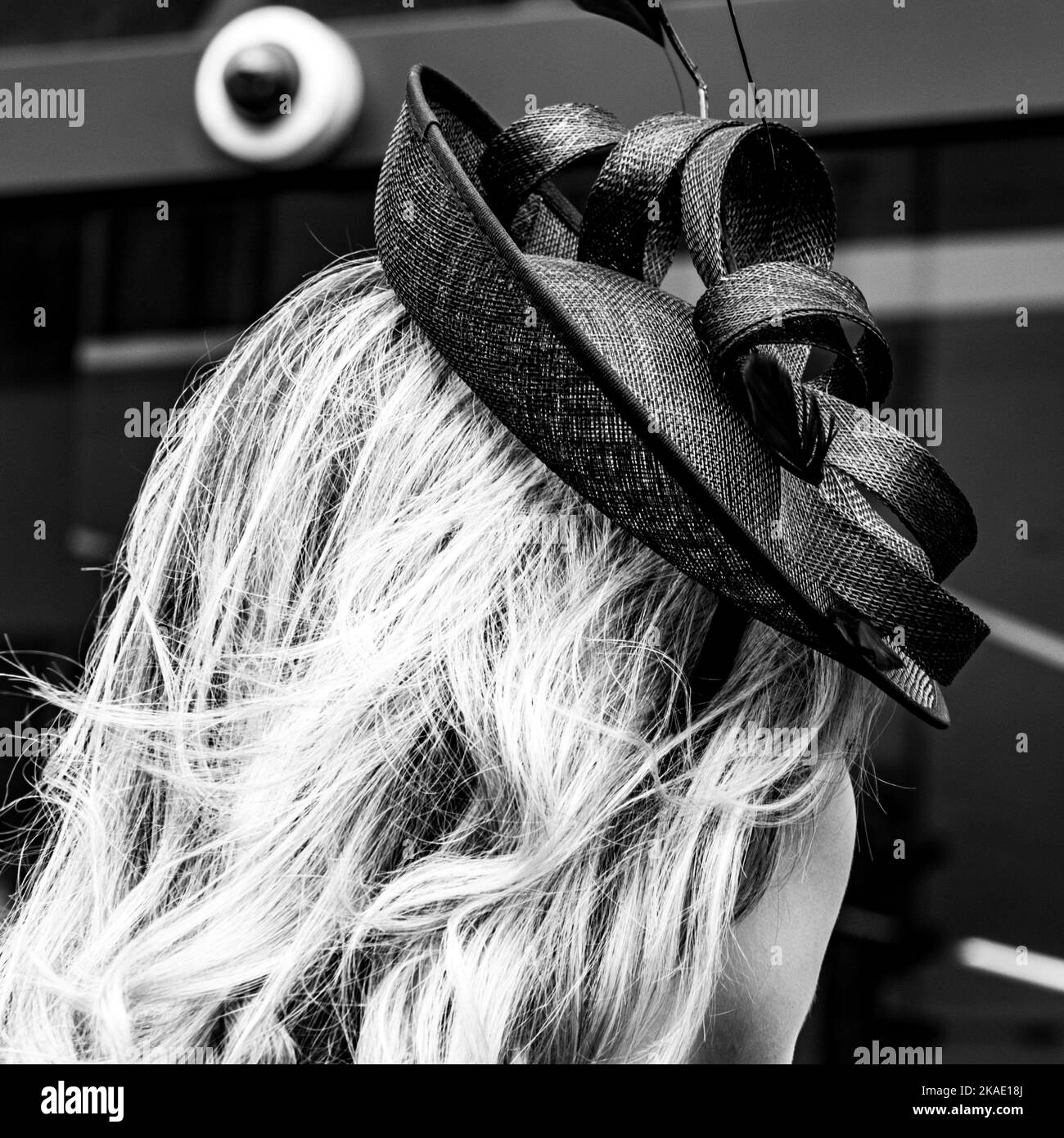 Epsom Surrey, London, Großbritannien, 04 2022. Juni, Nahaufnahme einer Frau mit modischem Hut oder Fascinator Epsom Derby Stockfoto