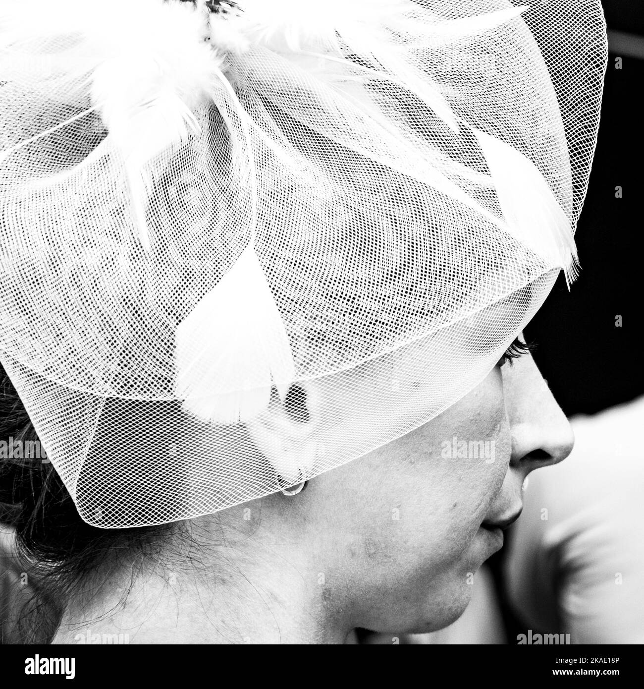 Epsom Surrey, London, Großbritannien, 04 2022. Juni, Nahaufnahme einer Frau mit modischem Hut oder Fascinator Epsom Derby Stockfoto
