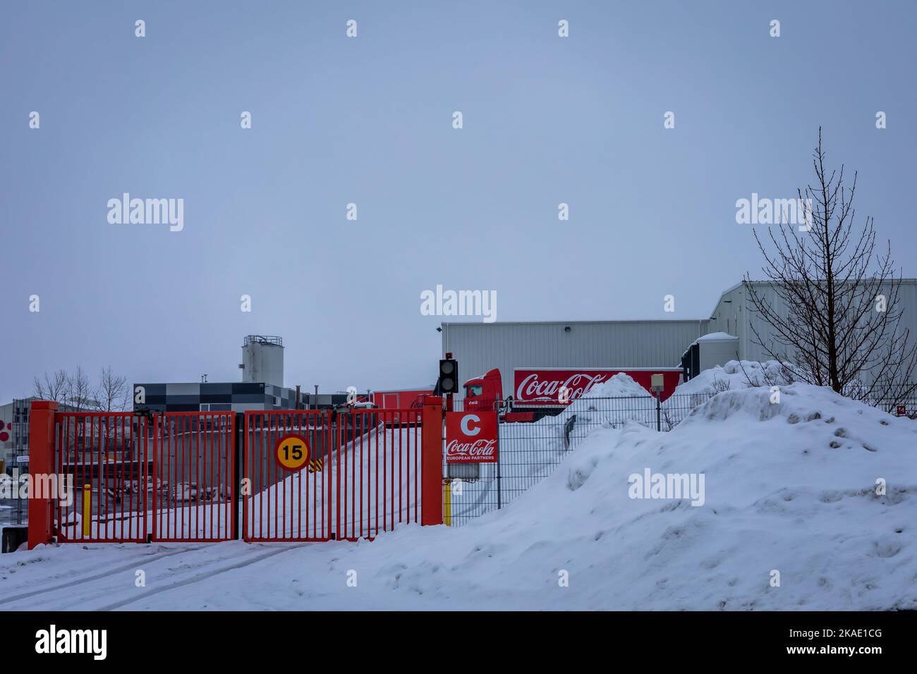 Reykjavik, Island - 22. März 2022: Ein Gebäude des Firmensitzes von Coca Cola International Partners. Wintertag, keine Menschen. Stockfoto