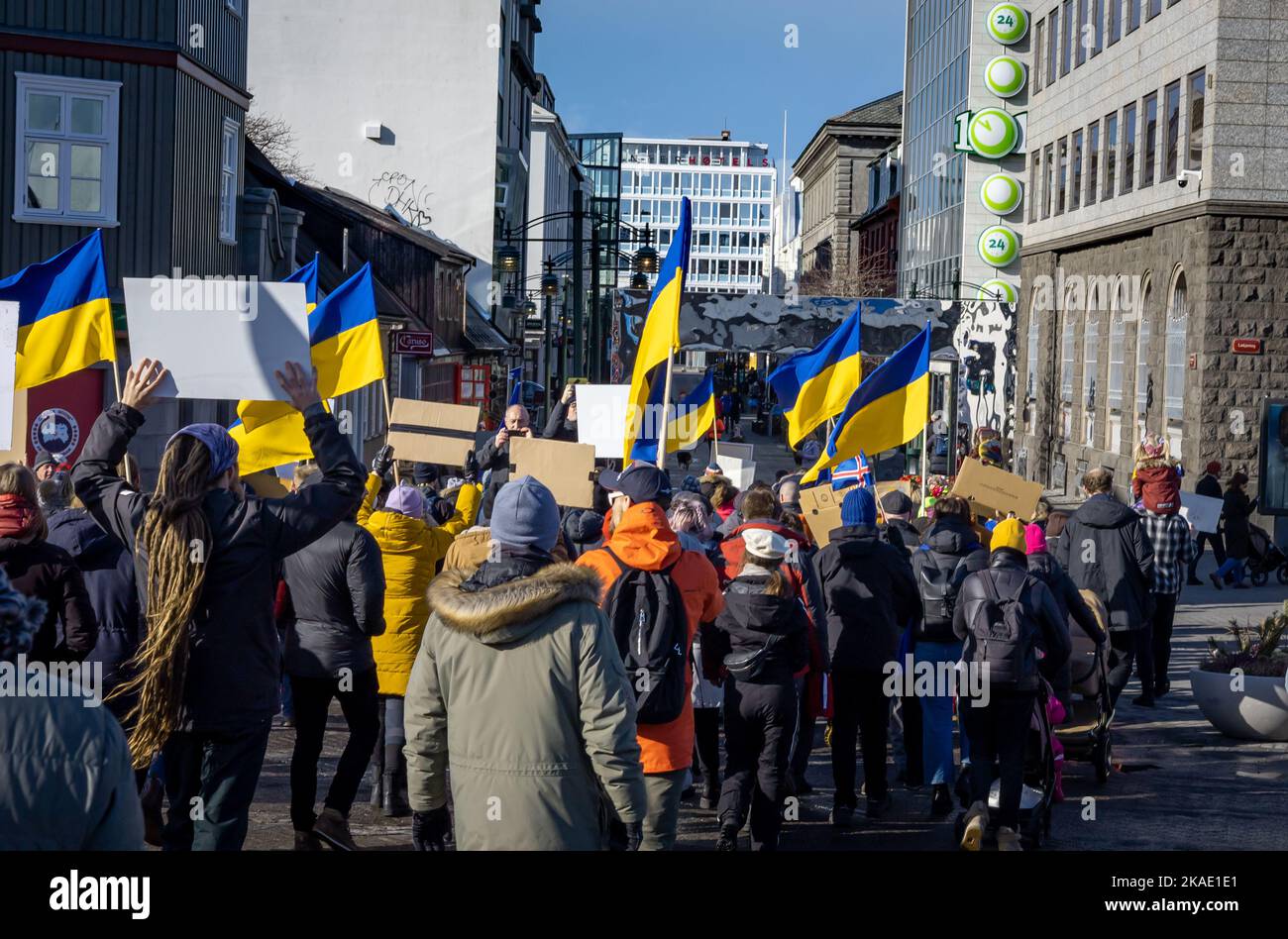 Reykjavik, Island - 13. März 2022: Menschen mit ukrainischen Farben und Bannern, die gegen den Krieg in der Ukraine protestieren. Stockfoto