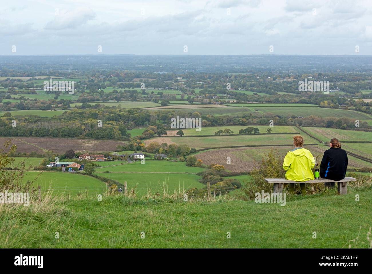 Panoramablick über das Tal, Edburton Hill, South Downs Way in der Nähe von Shoreham by Sea, West Sussex, England, Großbritannien Stockfoto