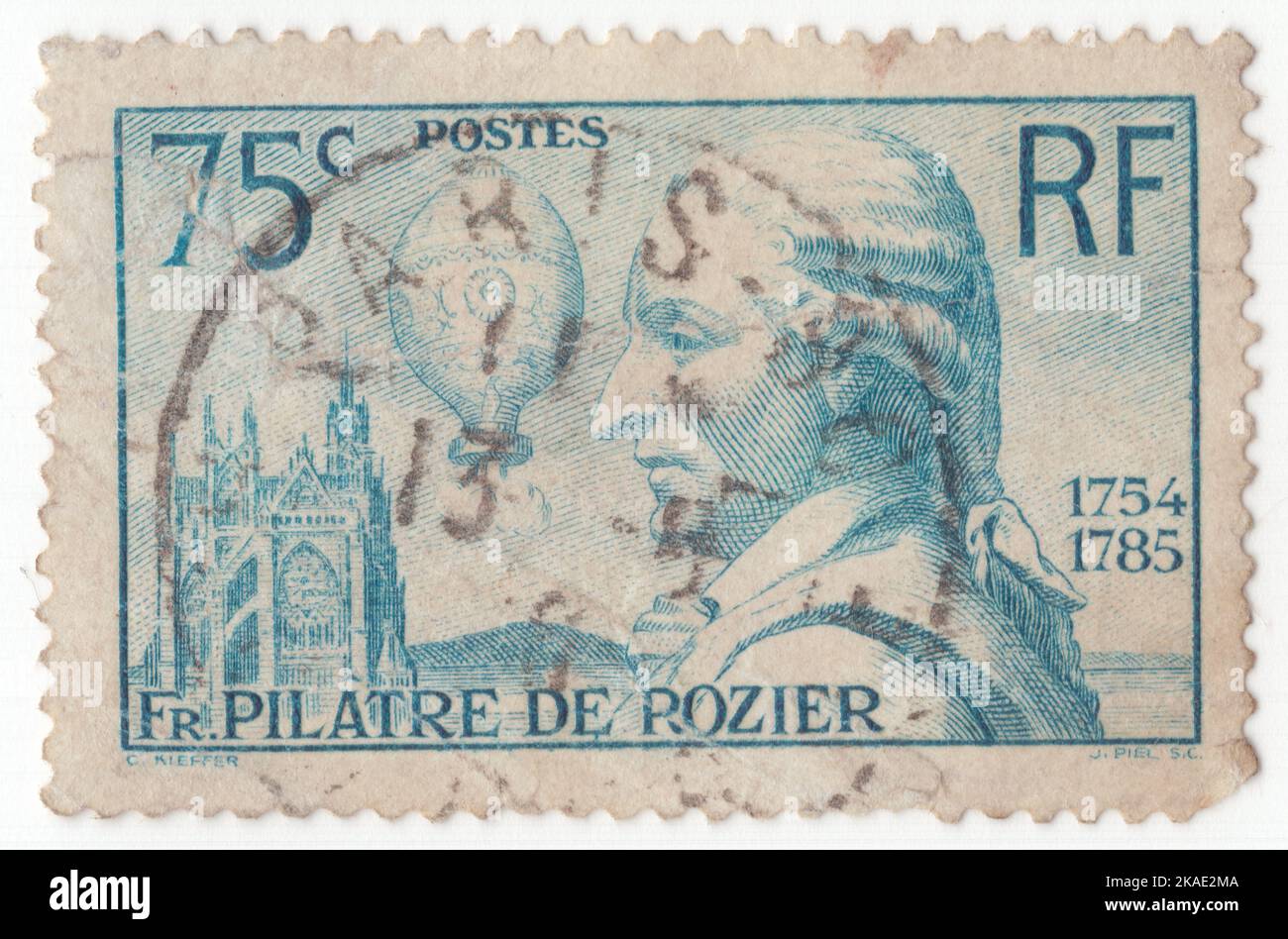 FRANKREICH - 1936. Juni 4: Eine 75 Rappen preußisch blaue Briefmarke, die das Porträt von Pilatre de Rozier und seinem Ballon zeigt. Er war Chemie- und Physiklehrer und einer der ersten Pioniere der Luftfahrt. Den ersten bemannten Freiballonflug mit François Laurent d'Arlands machte er am 21. November 1783 in einem Montgolfier-Ballon. Er starb später, als sein Ballon in der Nähe von Wimereux im Pas-de-Calais bei einem Versuch, über den Ärmelkanal zu fliegen, abgestürzt war. 150.. Todestag von Jean Francois Pilatre de Rozier, Ballonfahrer Stockfoto