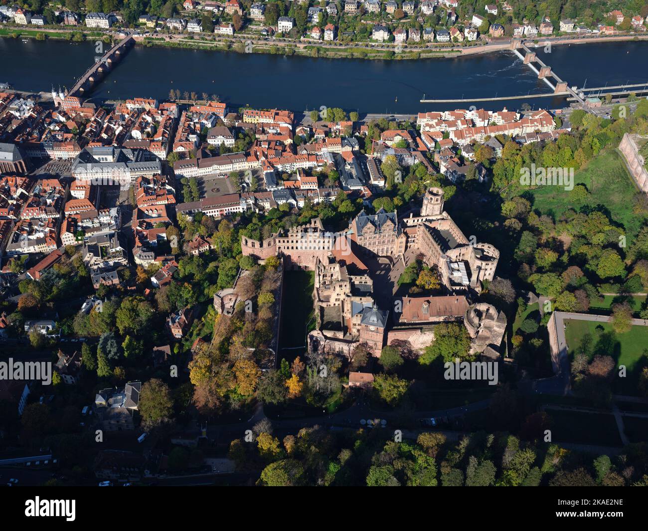 LUFTAUFNAHME. Das Heidelberger Schloss mit Blick auf die Altstadt und den Neckar. Baden-Württemberg, Deutschland. Stockfoto