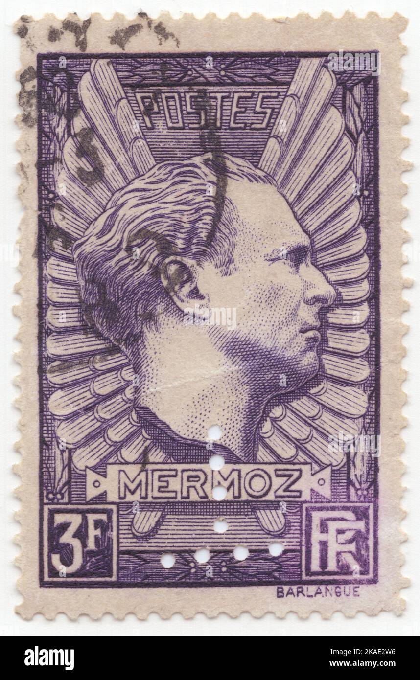 FRANKREICH - 1937. April 22: Eine 3 Francs dunkle violette Briefmarke, die Memorial to Mermoz zeigt. Jean Mermoz (1901-1936) war ein französischer Flieger, der von anderen Piloten wie Saint-Exupery als Held angesehen wurde, und in seiner Heimat Frankreich, wo viele Schulen seinen Namen tragen. In Brasilien wird er auch als Pionier des Fliegers anerkannt Stockfoto
