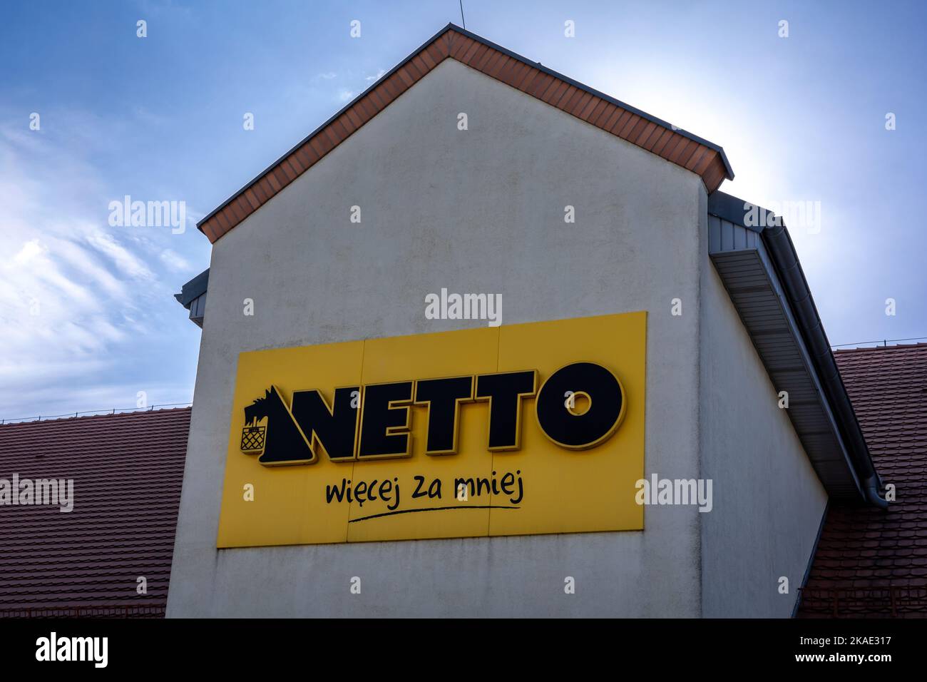 Breslau, Polen - 19. Februar 2022: Netto-Lebensmittelgeschäft mit schwarz-gelbem Logo. Stockfoto