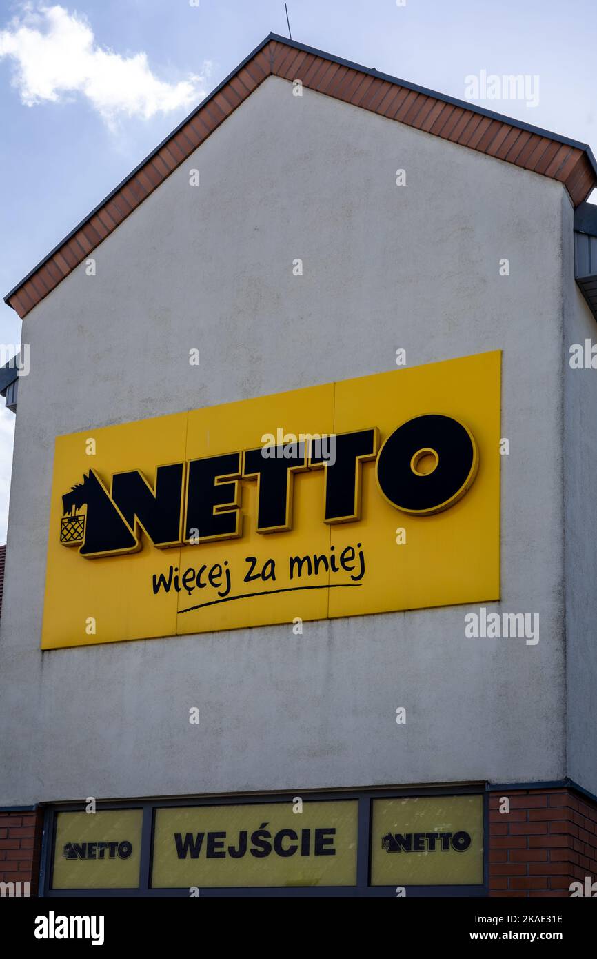 Breslau, Polen - 19. Februar 2022: Netto-Lebensmittelgeschäft mit schwarz-gelbem Logo. Stockfoto