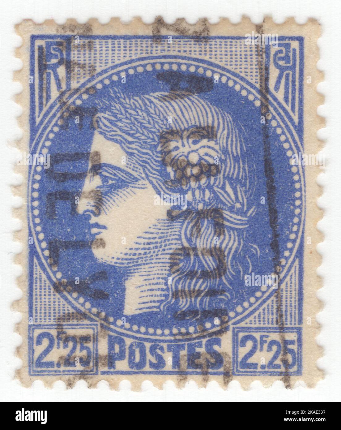 FRANKREICH - 1939: Eine ultramarine Briefmarke mit 2,25 Franken, die Ceres darstellt – Göttin der Landwirtschaft, Fruchtbarkeit, Getreide, Ernte, Mutterschaft, Die Erde, und kultivierten Kulturen Stockfoto