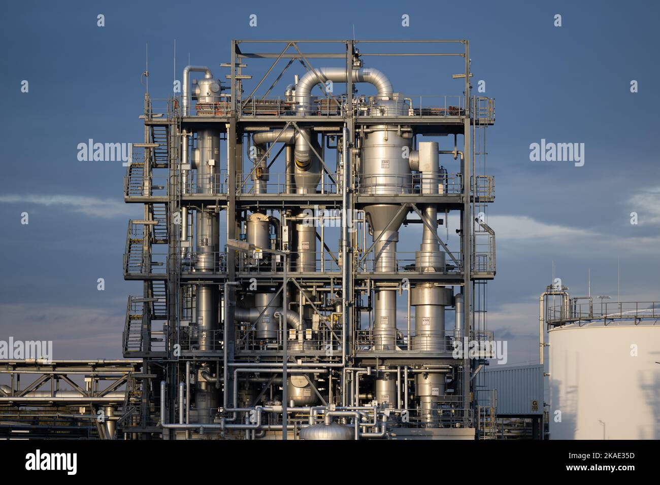 Schwarzheide, Deutschland. 01.. November 2022. Industrieanlagen auf dem Gelände der BASF Schwarzheide GmbH. Quelle: Sebastian Kahnert/dpa/Alamy Live News Stockfoto