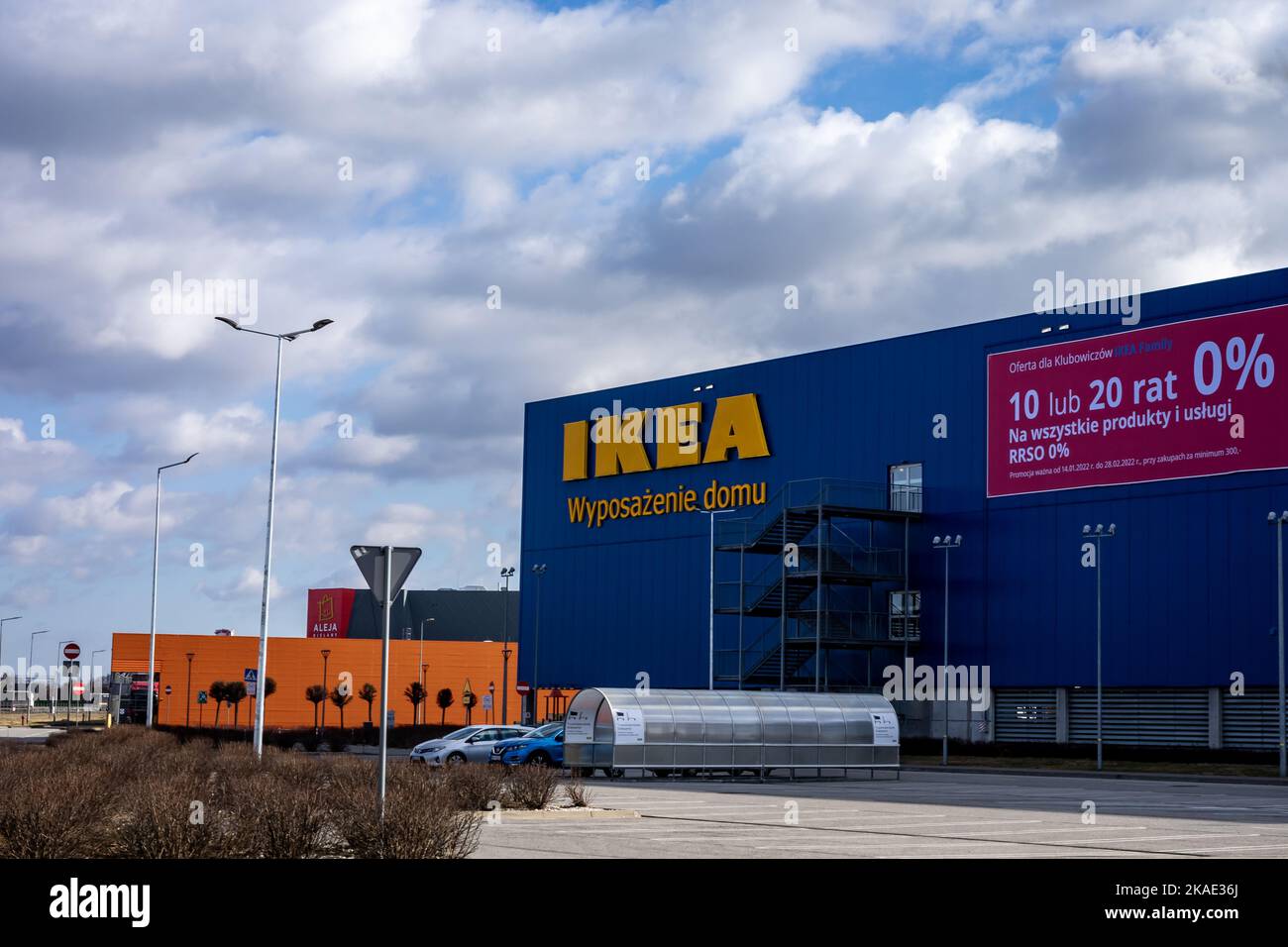 Breslau, Polen - 19. Februar 2022: IKEA Möbelgeschäft mit leerem Parkplatz vor dem Gebäude. Stockfoto