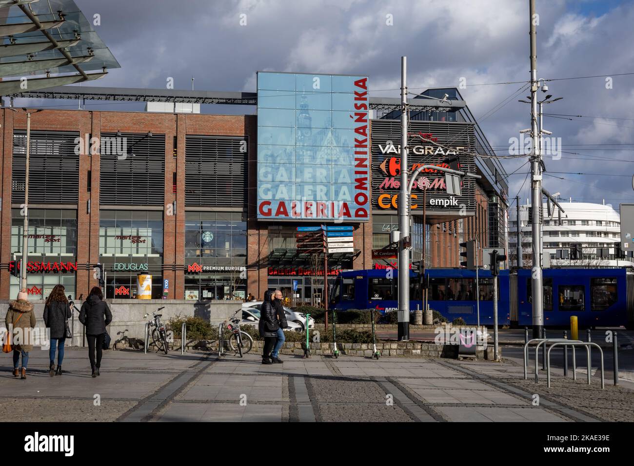 Breslau, Polen - 19. Februar 2022: Einkaufszentrum Galleria Dominikanska in der Innenstadt. Stockfoto