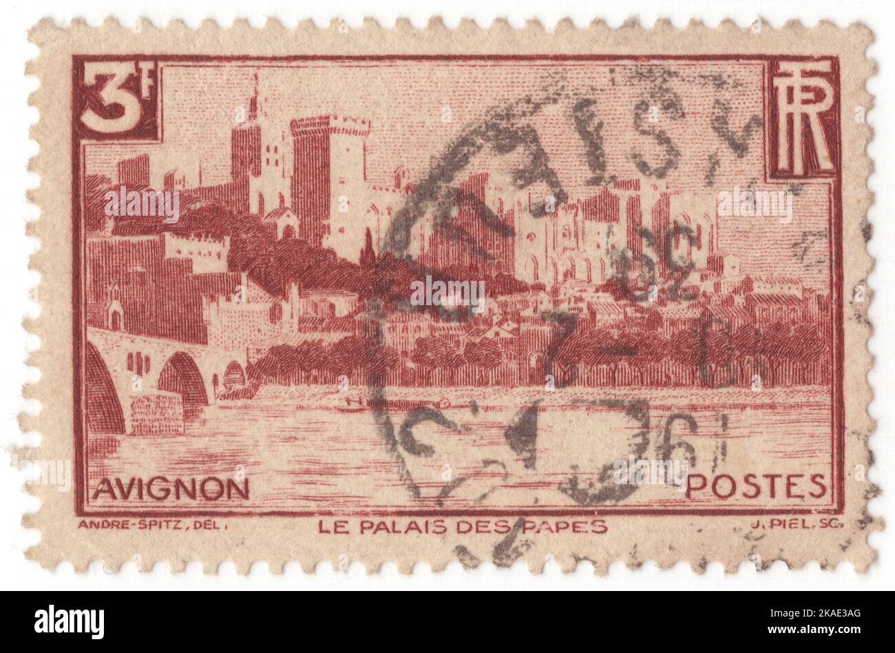 FRANKREICH - 1938: Eine karminbraune Briefmarke mit 3 Franken, die das Panorama auf den Papstpalast (Palais des Papes) darstellt, ist ein historischer Palast in Avignon, Südfrankreich. Es ist eines der größten und bedeutendsten mittelalterlichen gotischen Gebäude in Europa. Einst eine Festung und ein Palast, war die päpstliche Residenz im 14.. Jahrhundert Sitz des westlichen Christentums. Seit 1995 ist der Papstpalast zusammen mit dem historischen Zentrum von Avignon zum UNESCO-Weltkulturerbe erklärt worden, weil er eine herausragende Architektur und eine historische Bedeutung für das Papsttum besitzt Stockfoto