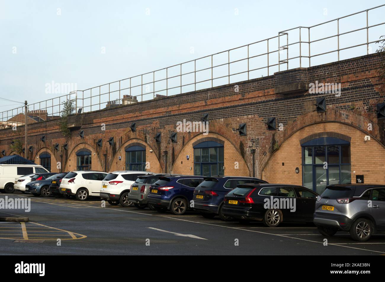 Alte Eisenbahnbögen, Court Street, Leamington Spa, Warwickshire, England, VEREINIGTES KÖNIGREICH Stockfoto
