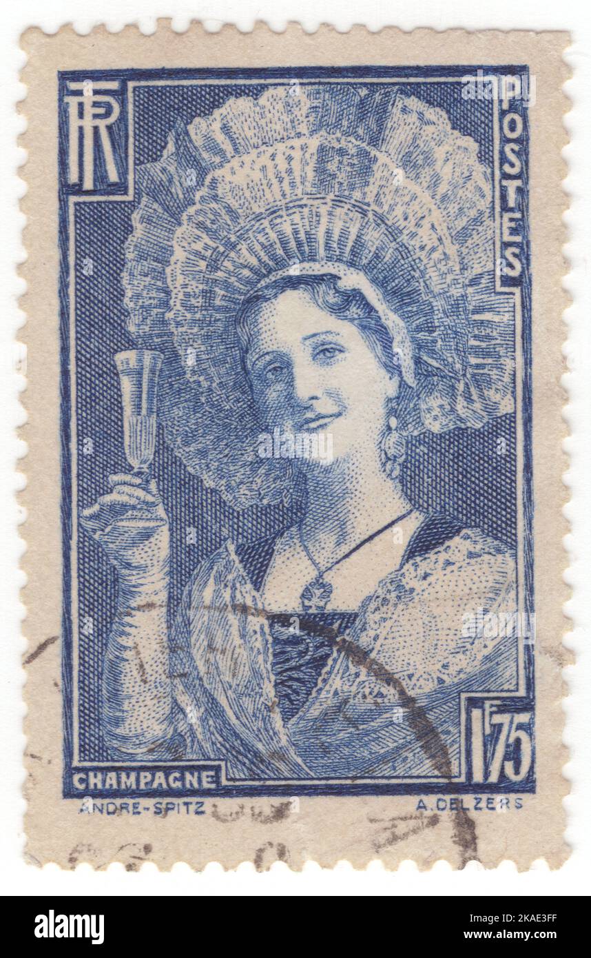 FRANKREICH - 1938. Juni 13: Eine dunkle ultramarine Briefmarke mit 1,75 Franken, die das Kostüm der Champagne-Region darstellt. 200 Jahre nach der Geburt von Dom Pierre Perignon, Entdecker des Champagnerprozesses Stockfoto