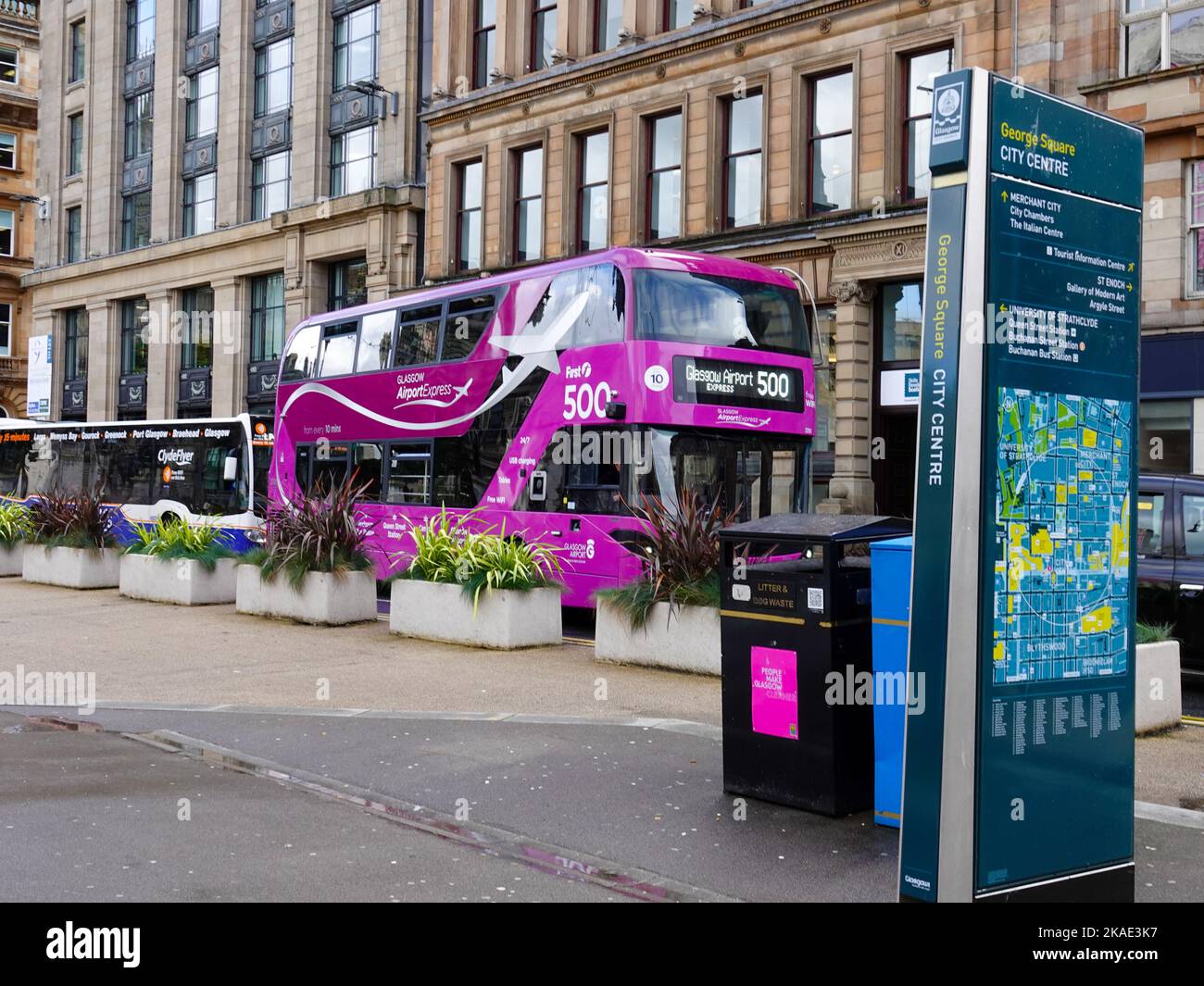 Lila Doppeldecker Glasgow Airport Express Bus im Stadtzentrum von Glasgow am George Square, Glasgow, Schottland, Großbritannien. Stockfoto