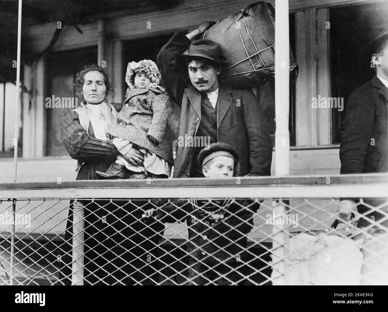 Italienische Einwandererfamilie auf der Fähre, die Ellis Island 1905 von Hine Lewis Wickes verlassen hat Stockfoto