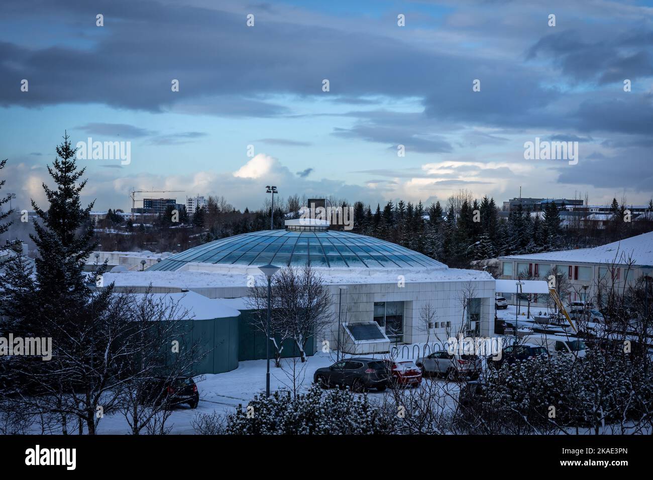 Reykjavik, Island - 25. Januar 2022: Schwimmbad Arbaejarlaug im Winter. Stockfoto