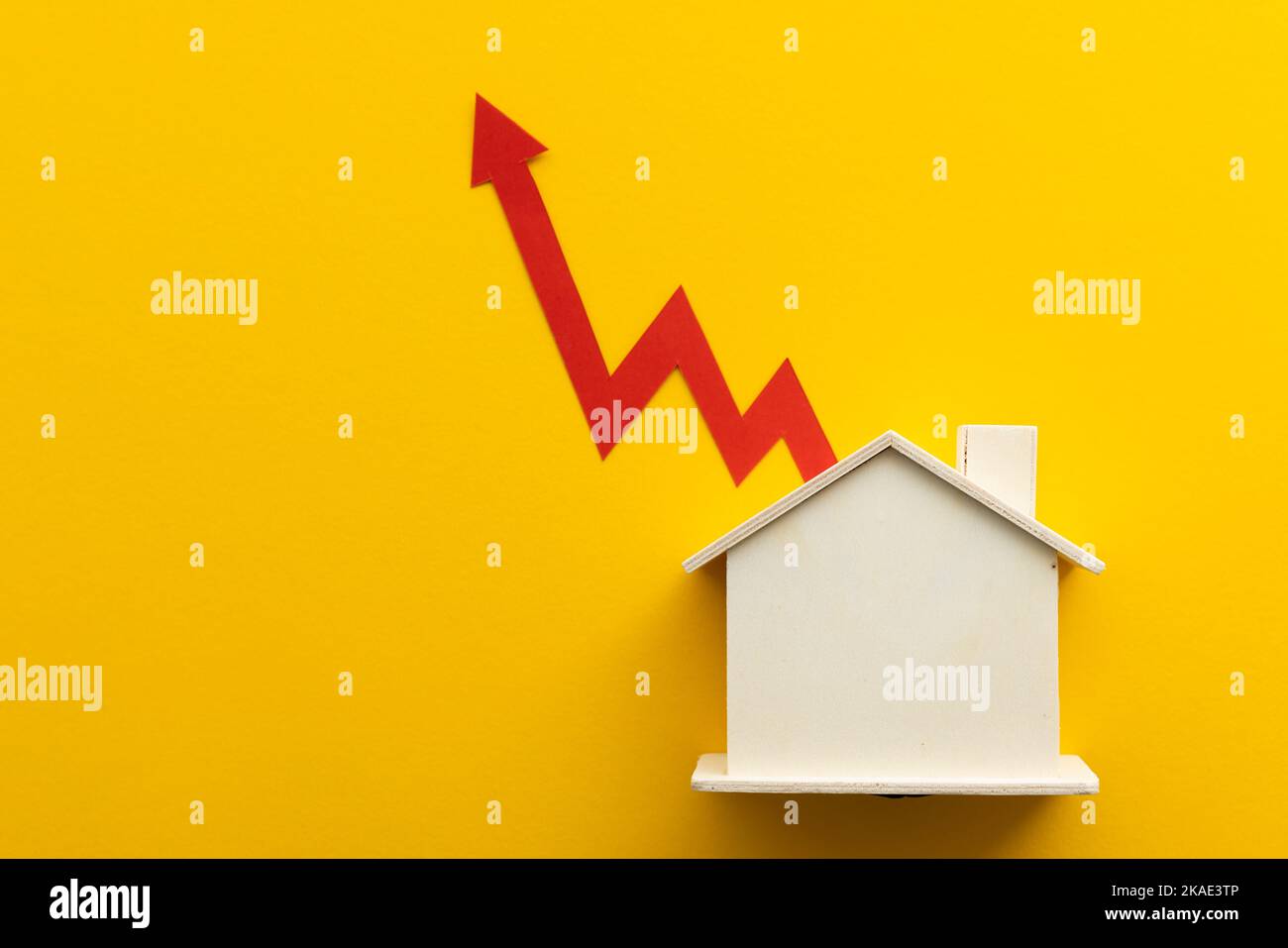 Steigende Lebenshaltungskosten. Die Inflationsraten für Hypotheken steigen. Haus mit einem roten Pfeil nach oben Stockfoto