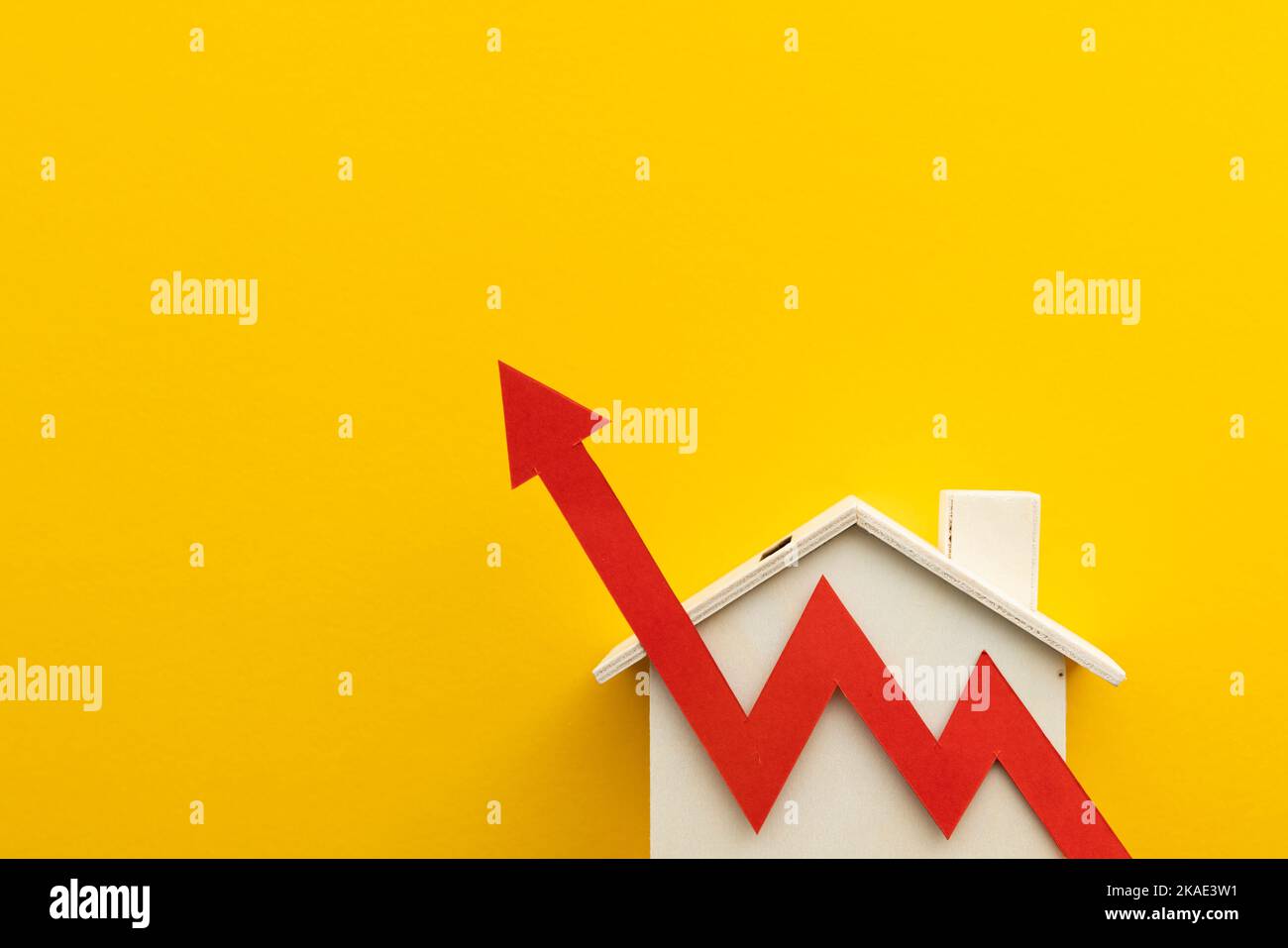 Steigende Lebenshaltungskosten. Die Inflationsraten für Hypotheken steigen. Haus mit einem roten Pfeil nach oben Stockfoto