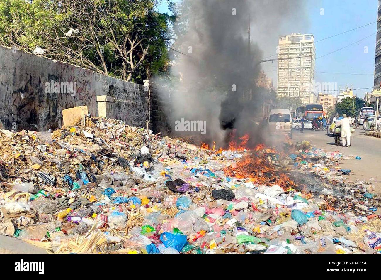 Starker, dunkler Rauch, der am Mittwoch, den 02. November 2022, im Stadtteil Saddar in Karachi zu Lasten der Pendler geht. Stockfoto