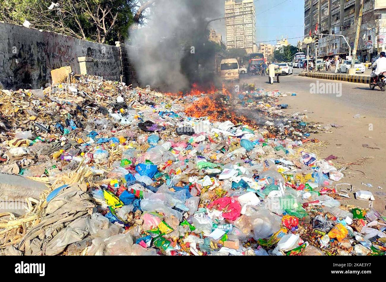 Starker, dunkler Rauch, der am Mittwoch, den 02. November 2022, im Stadtteil Saddar in Karachi zu Lasten der Pendler geht. Stockfoto