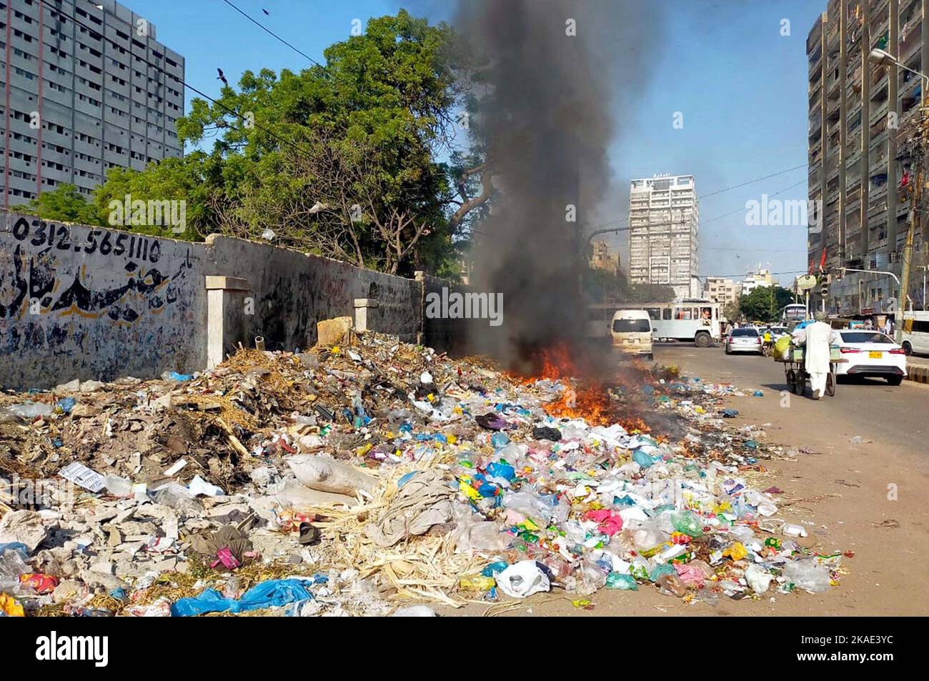 Starker, dunkler Rauch, der am Mittwoch, den 02. November 2022, im Stadtteil Saddar in Karachi zu Lasten der Pendler geht. Stockfoto
