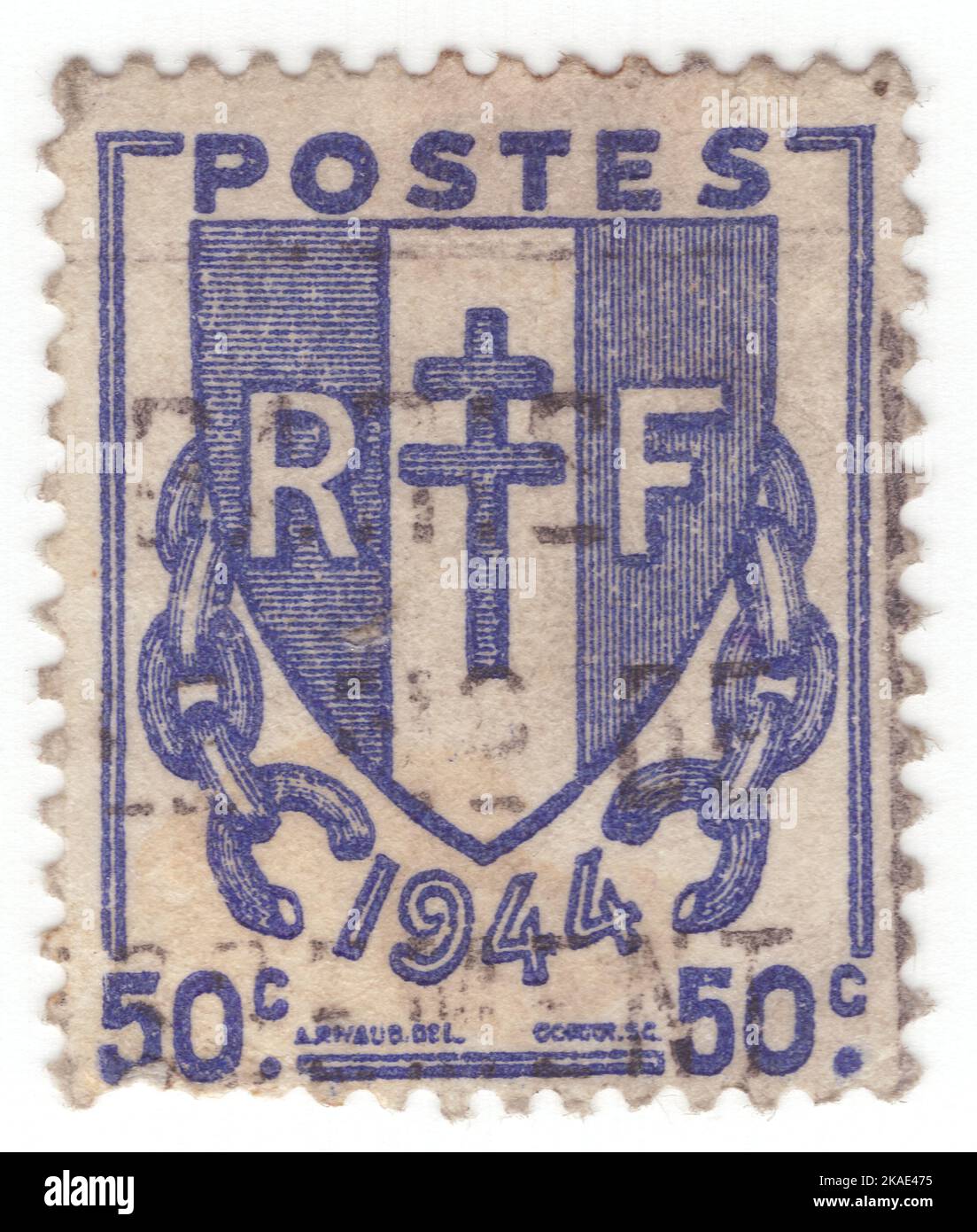 FRANKREICH - 1945: Eine 50 Rappen violett-blaue Briefmarke, die Schild von Frankreich (Wappen) 'gebrochene Kette' zeigt, 1944 Stockfoto