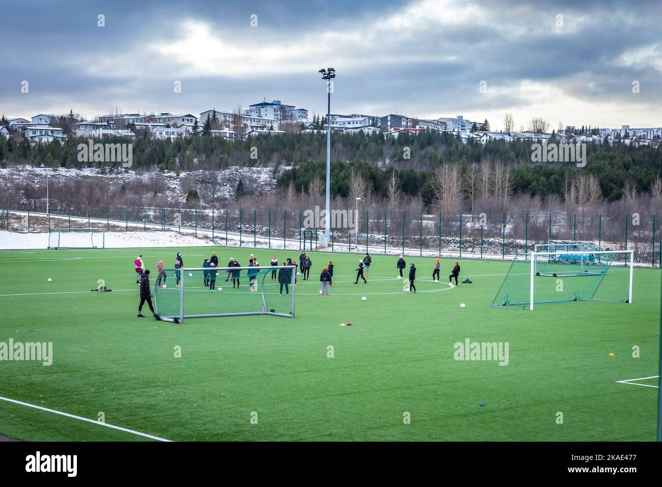 Reykjavik, Island - 20. Januar 2022: Eine Gruppe von Schulkindern trainiert an einem Wintertag auf dem Fußballplatz. Stockfoto