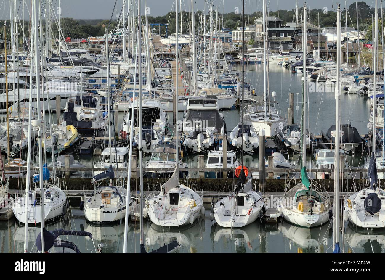 Boote, Yachten, Segelboote, die in Yacht Haven Marina, Lymington, Großbritannien, festgemacht sind Stockfoto