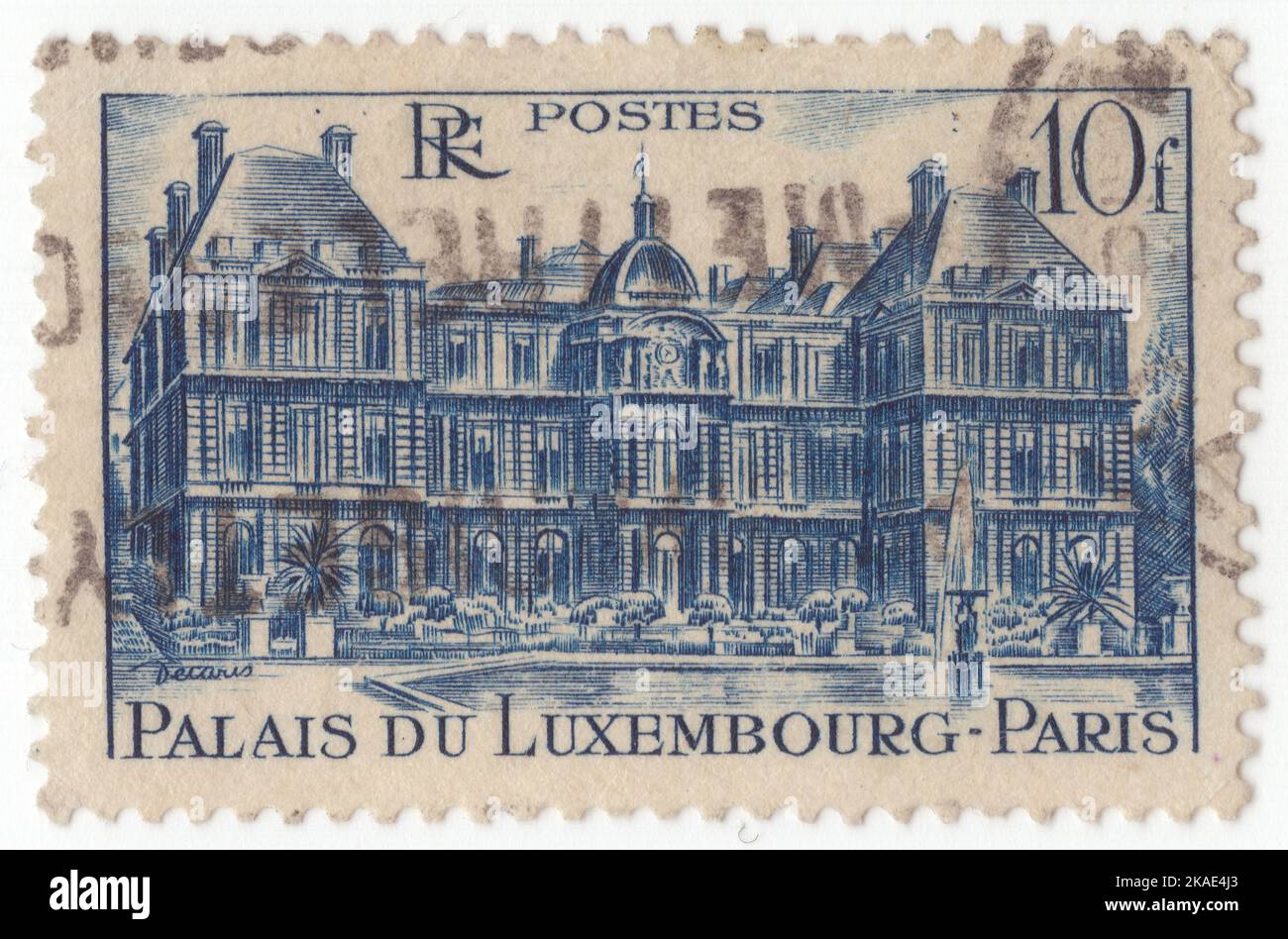 FRANKREICH - 1931: Eine dunkelblaue Briefmarke mit 10 Franken, die den Palast von Luxemburg darstellt. Es wurde ursprünglich (1615–1645) nach Plänen des französischen Architekten Salomon de Brosse als königliche Residenz der Regentin Marie de' Medici, Mutter von König Ludwig XIII., erbaut Nach der Revolution wurde sie von Jean Chalgrin (1799–1805) in ein Legislativgebäude umstrukturiert und von Alphonse de Gisors (1835–1856) stark erweitert und umgebaut. Der Palast war der Sitz der oberen Häuser der verschiedenen französischen nationalen Parlamente (mit Ausnahme der Einkammerversammlung) Stockfoto