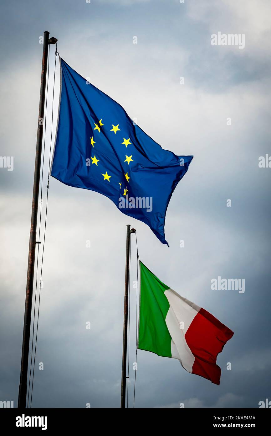 Flaggen der Europäischen Union und Italiens fliegen zusammen Stockfoto
