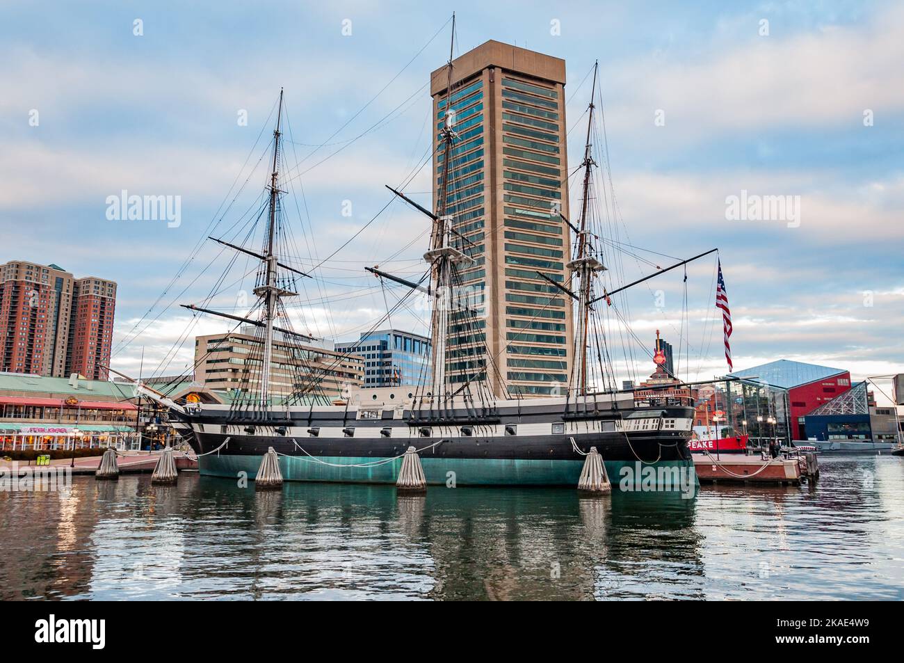 USS Constellation at Dusk, Inner Harbor, Baltimore MD USA, Baltimore, Maryland Stockfoto