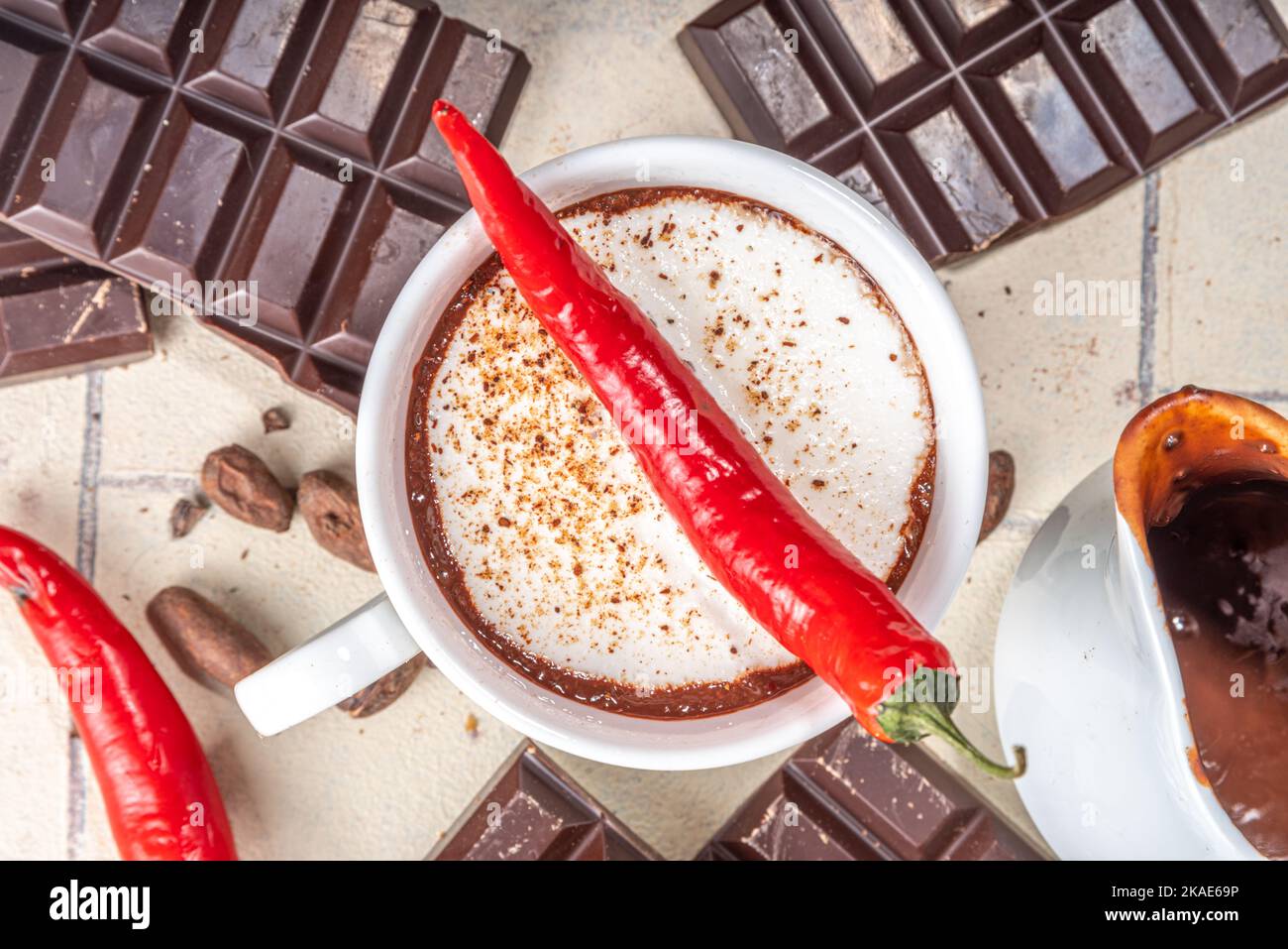 Hausgemachtes Holiday Spicy Mexican Hot Chocolate, heiße Schokolade Kakao Getränk mit Schlagsahne rote Chili Pfeffer Kopie Raum Stockfoto