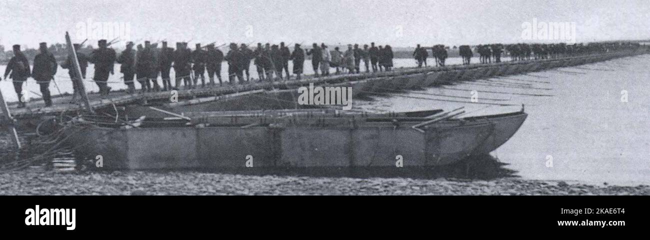 Japanische Truppen überqueren den Fluss Yalu Stockfoto