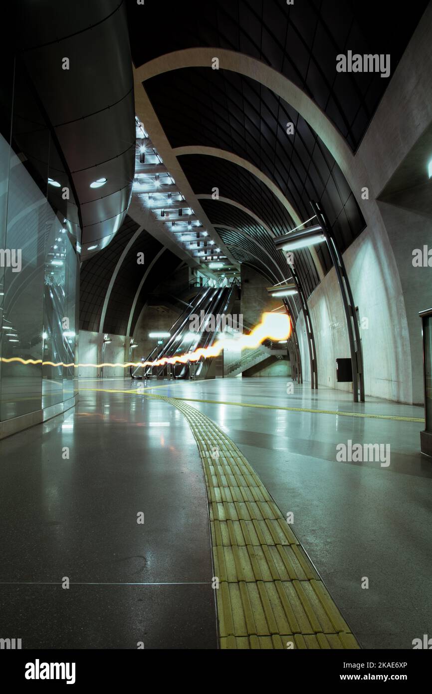 Eine vertikale Aufnahme eines Lichtblitzes, das einem Irrlicht in einer U-Bahn-Station in Köln ähnelt Stockfoto