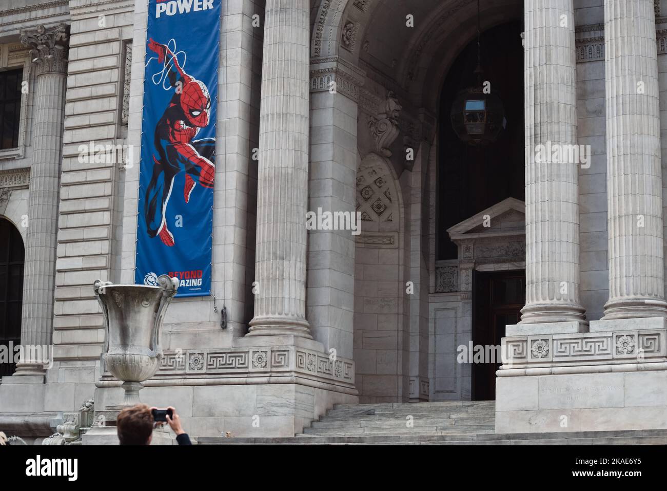 Die New York Public Library (NYPL) mit einem riesigen Banner von Spider man, USA Stockfoto
