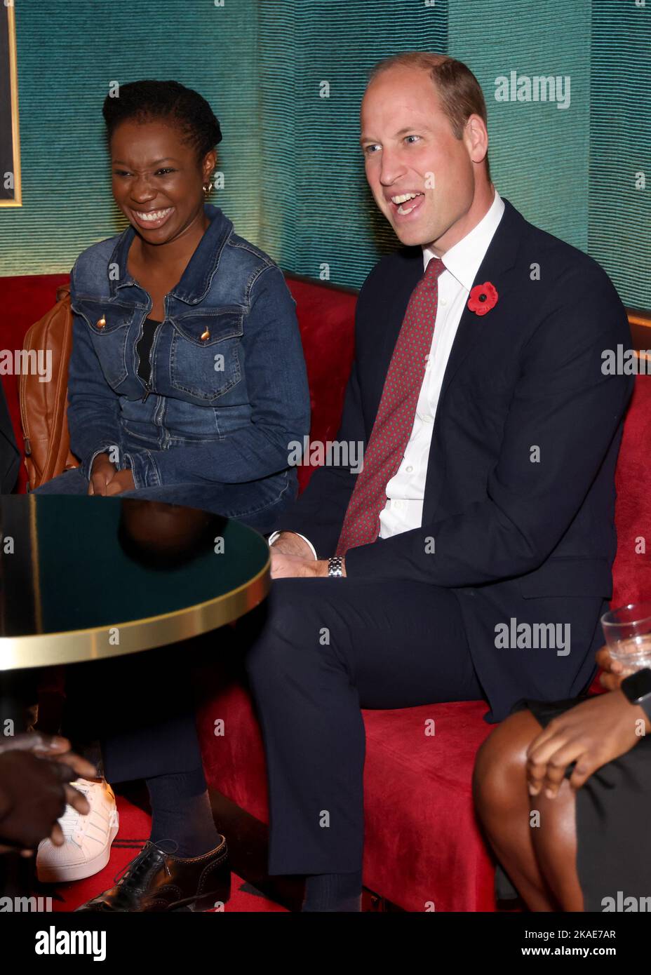 Der Prinz von Wales spricht mit Studenten über ihre Erfahrungen, während er an einer Veranstaltung im Rahmen des alle zwei Jahre stattfindenden Filmfestivals Film Africa der Royal Africa Society im Garden Cinema, London, teilnimmt. Bilddatum: Mittwoch, 2. November 2022. Stockfoto