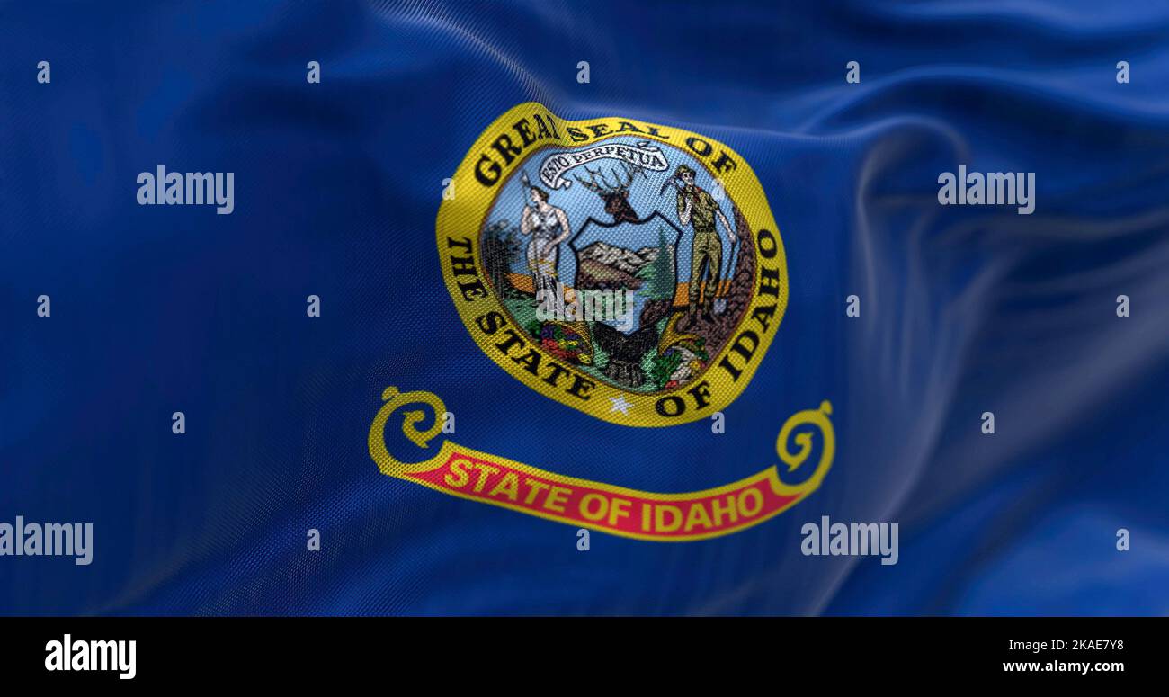 Nahaufnahme der im Wind winkenden Idaho-Staatsflagge. Idaho ist ein Staat in der pazifischen Nordwestregion der Vereinigten Staaten. Texturierter Rückenstoff Stockfoto