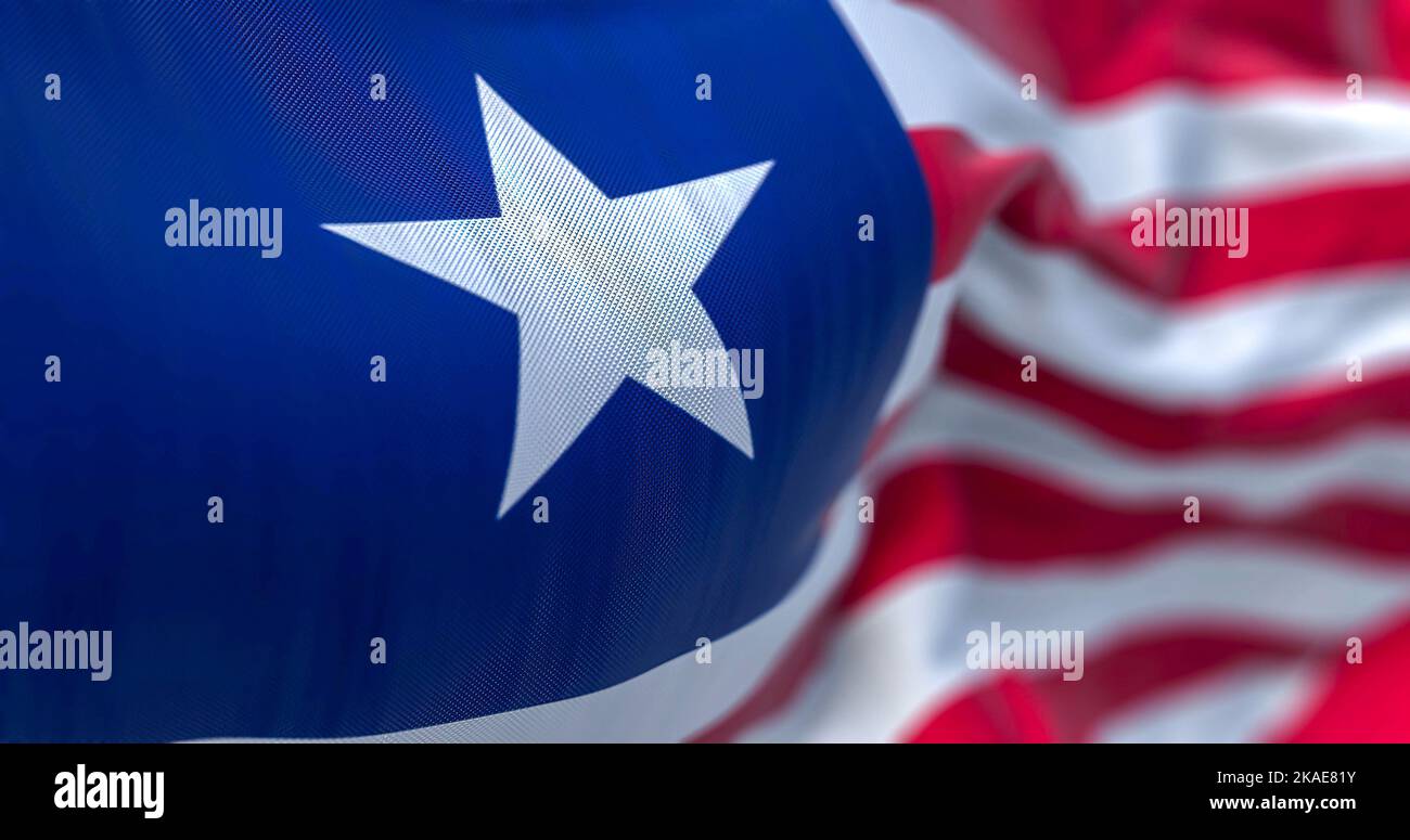 Nahaufnahme des Winkens der Nationalflagge von Liberia. Die Republik Liberia ist ein westafrikanischer Staat. Texturierter Hintergrund aus Stoff. Selektiver Fokus. 3D illust Stockfoto