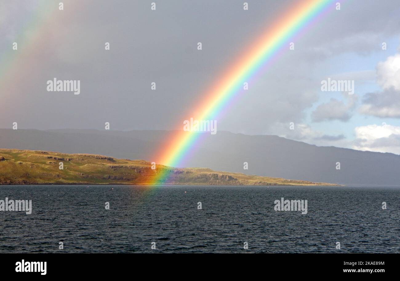 Ein Blick auf Loch Na Keal mit Regenbogen an einem herbstlichen Tag im September auf der Isle of Mull, Argyll und Bute, Schottland. Stockfoto