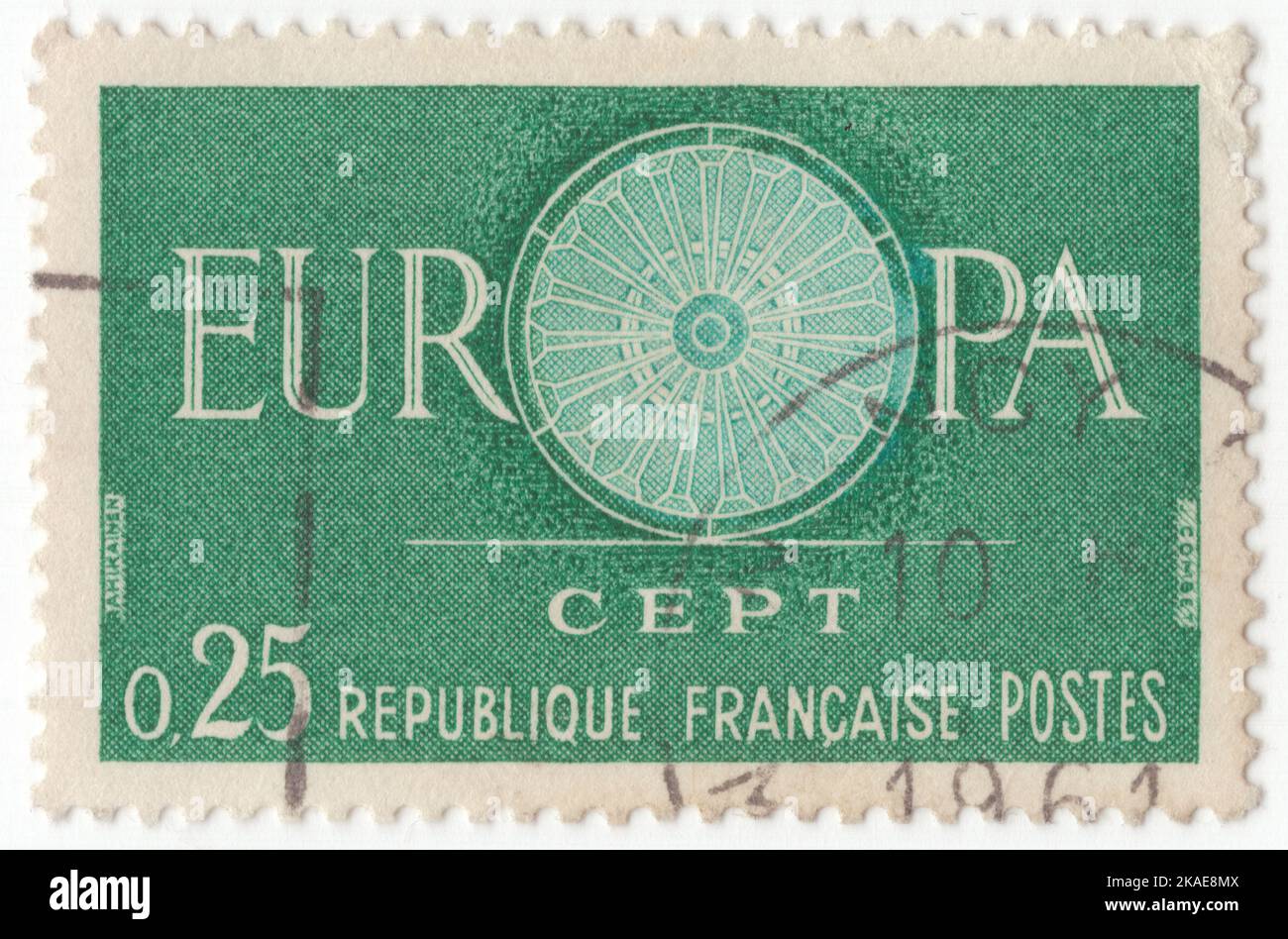 FRANKREICH - 1959. September 19: Eine hellgrüne Briefmarke mit 25 Franken, die die Europa-Ausgabe 1960 darstellt. Der Buchstabe O des Wortes Europa ist ein römisches Postkutscherrad mit 19 Speichen, 1 für je 1960 CEPT-Mitglieder. Design des finnischen Künstlers Pentti Rahikainen Stockfoto