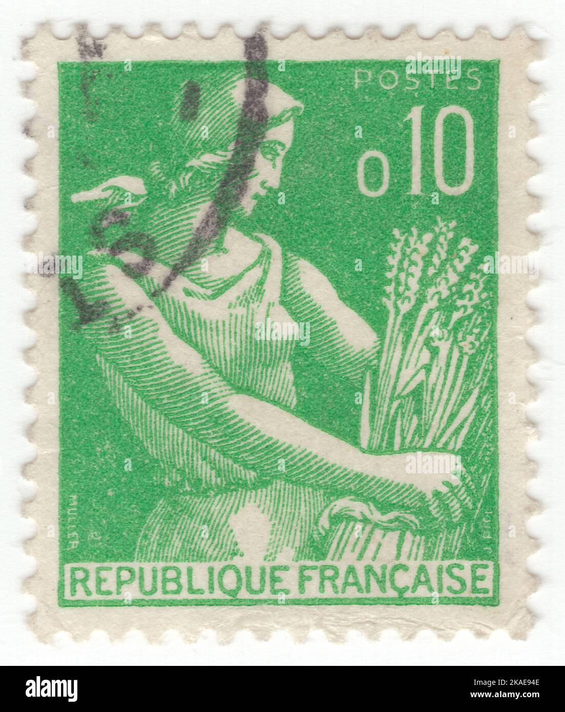 FRANKREICH - 1960: Eine 10 Centimes hellgrüne Briefmarke, die Farm Woman: Bauernmädchen in einem leichten Sommerkleid mit einem Schal auf dem Kopf zeigt und Weizen erntet Stockfoto