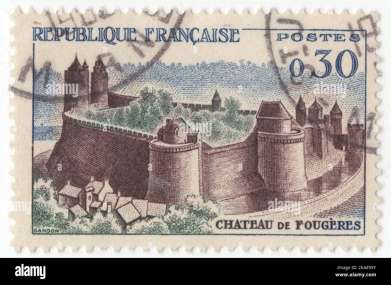 FRANKREICH - 1960. Januar 16: Eine 30 Centimes blaue, sepia und grüne Briefmarke, die das Schloss Fougeres (Château de Fougères) darstellt, ist ein Schloss in der Gemeinde Fougeres im Département Ille-et-Vilaine in Frankreich. Die Burg wurde auf einem natürlichen Schutzgebiet errichtet, einem Felsen, der aus einem Sumpf hervorging und von einer Schleife des Flusses Nancon umgeben war, die als natürlicher Graben fungierte. Es hatte drei verschiedene Einzäunungen: Die erste für Verteidigungszwecke, die zweite für den täglichen Gebrauch in Friedenszeiten und für die Sicherheit der umliegenden Bevölkerung in Zeiten der Belagerung und die letzte für den Schutz des Geheges Stockfoto