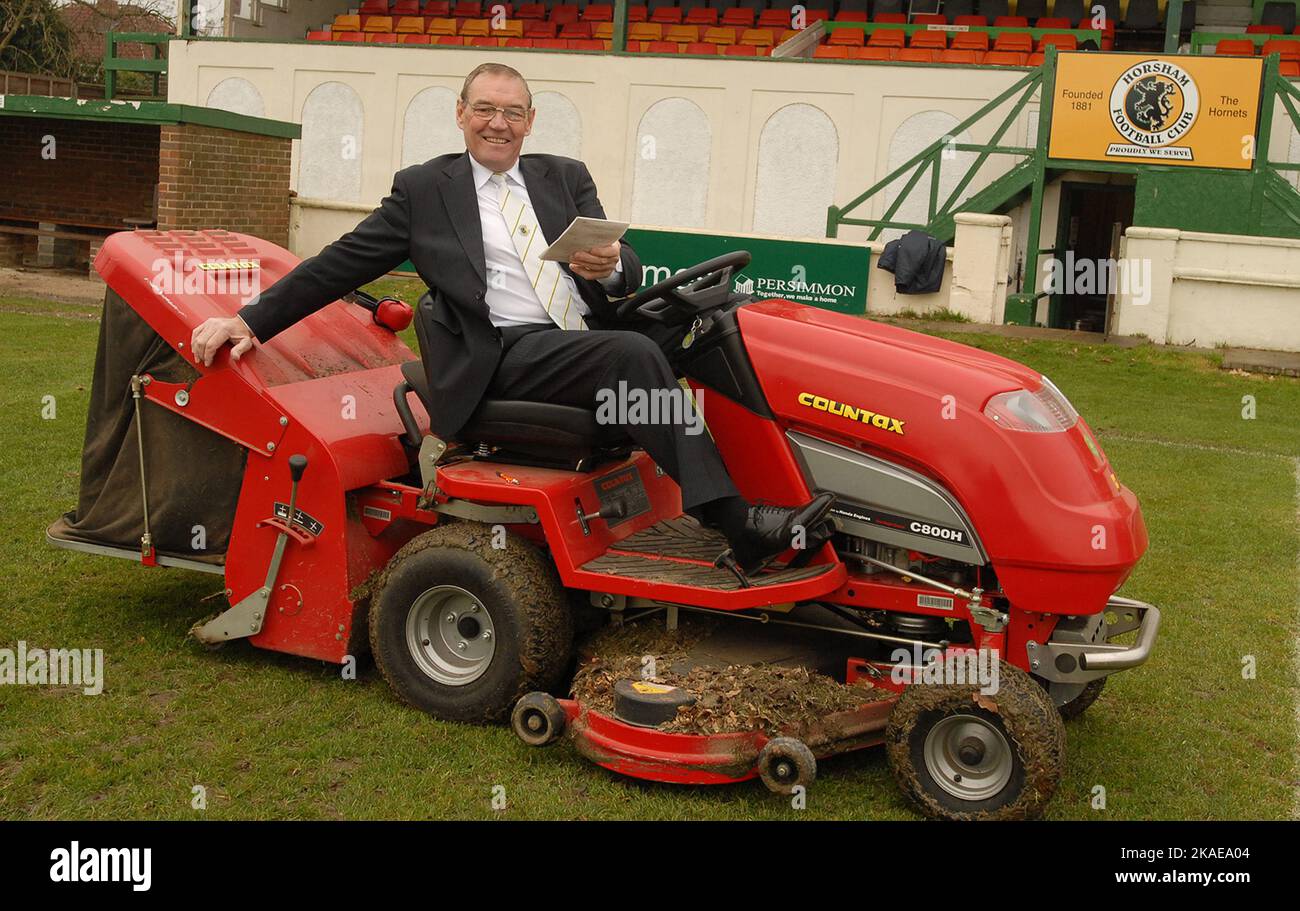 JOHN MAGGS, MANAGER UND PLATZWART VON HORSHAM STELLT DEN UNTERGANG VON SWANSEA IN DER RUNDE DES FA.CUP 2ND VOR. PIC MIKE WALKER, 2007 Stockfoto