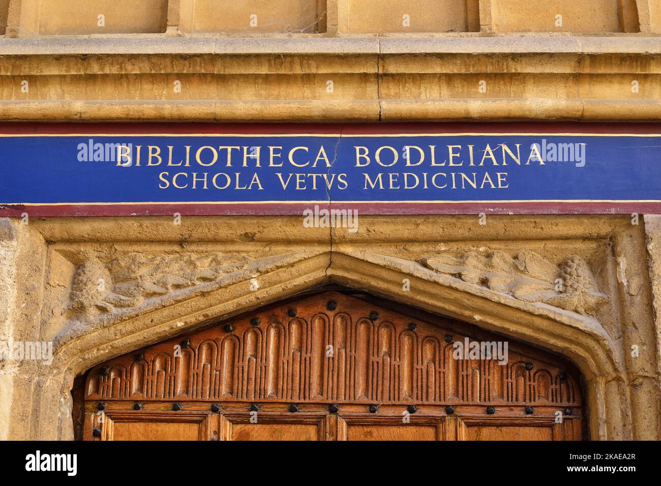 Bodleian Library, Oxford University, Großbritannien. Viereckige Türschild zu Schola Vetvs Medicinae, der alten Medizinschule. Stockfoto
