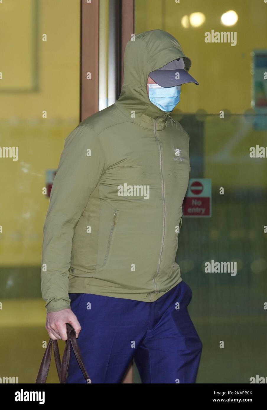 Der ehemalige Metropolitan Police Officer Joel Borders verlässt das Amtsgericht von Westminster, der zusammen mit dem Met Police Officer Jonathon Cobban jeweils 12 Wochen lang inhaftiert wurde, nachdem sie für schuldig befunden wurden, in einer WhatsApp-Gruppe mit Wayne Couzens grob anstößige Nachrichten gesendet zu haben. Ausgabedatum: Mittwoch, 2. November 2022. Stockfoto