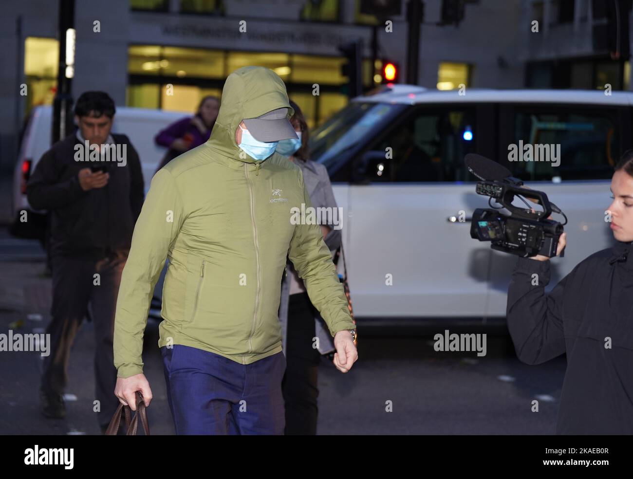Der ehemalige Metropolitan Police Officer Joel Borders verlässt das Amtsgericht von Westminster, der zusammen mit dem Met Police Officer Jonathon Cobban jeweils 12 Wochen lang inhaftiert wurde, nachdem sie für schuldig befunden wurden, in einer WhatsApp-Gruppe mit Wayne Couzens grob anstößige Nachrichten gesendet zu haben. Ausgabedatum: Mittwoch, 2. November 2022. Stockfoto