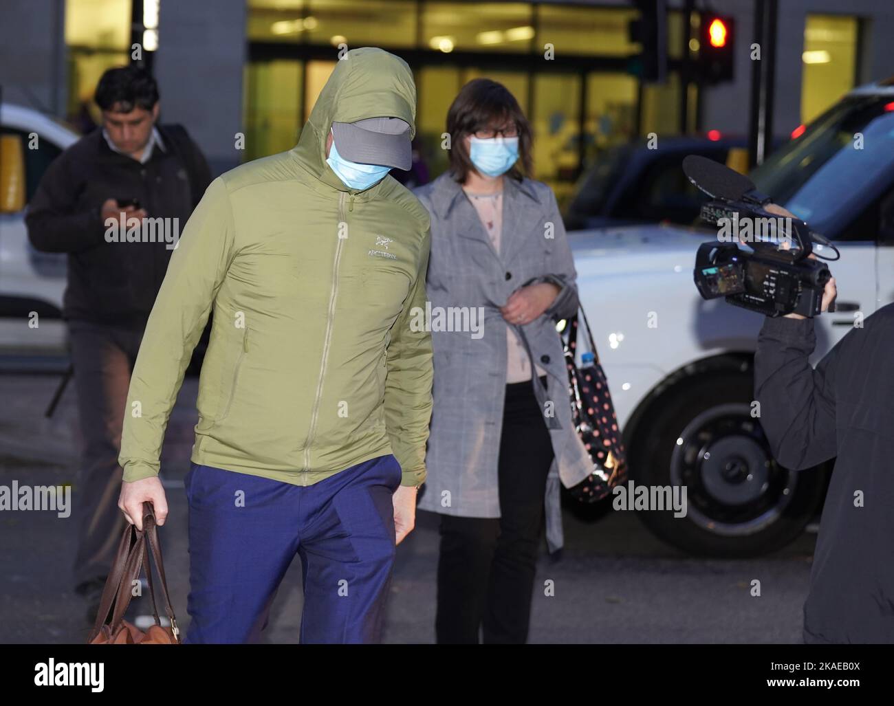 Der ehemalige Metropolitan Police Officer Joel Borders verlässt das Amtsgericht von Westminster, der zusammen mit dem Met Police Officer Jonathon Cobban jeweils 12 Wochen lang inhaftiert wurde, nachdem sie für schuldig befunden wurden, in einer WhatsApp-Gruppe mit Wayne Couzens grob anstößige Nachrichten gesendet zu haben. Ausgabedatum: Mittwoch, 2. November 2022. Stockfoto