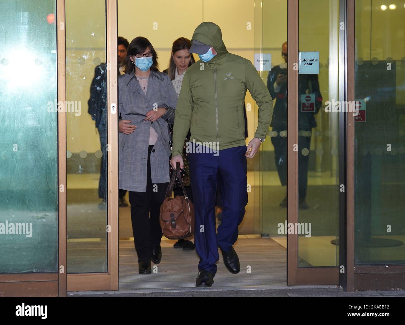 Der ehemalige Metropolitan Police Officer Joel Borders verlässt das Amtsgericht von Westminster, der zusammen mit dem Met Police Officer Jonathon Cobban jeweils 12 Wochen lang inhaftiert wurde, nachdem sie für schuldig befunden wurden, in einer WhatsApp-Gruppe mit Wayne Couzens grob anstößige Nachrichten gesendet zu haben. Ausgabedatum: Mittwoch, 2. November 2022. Stockfoto