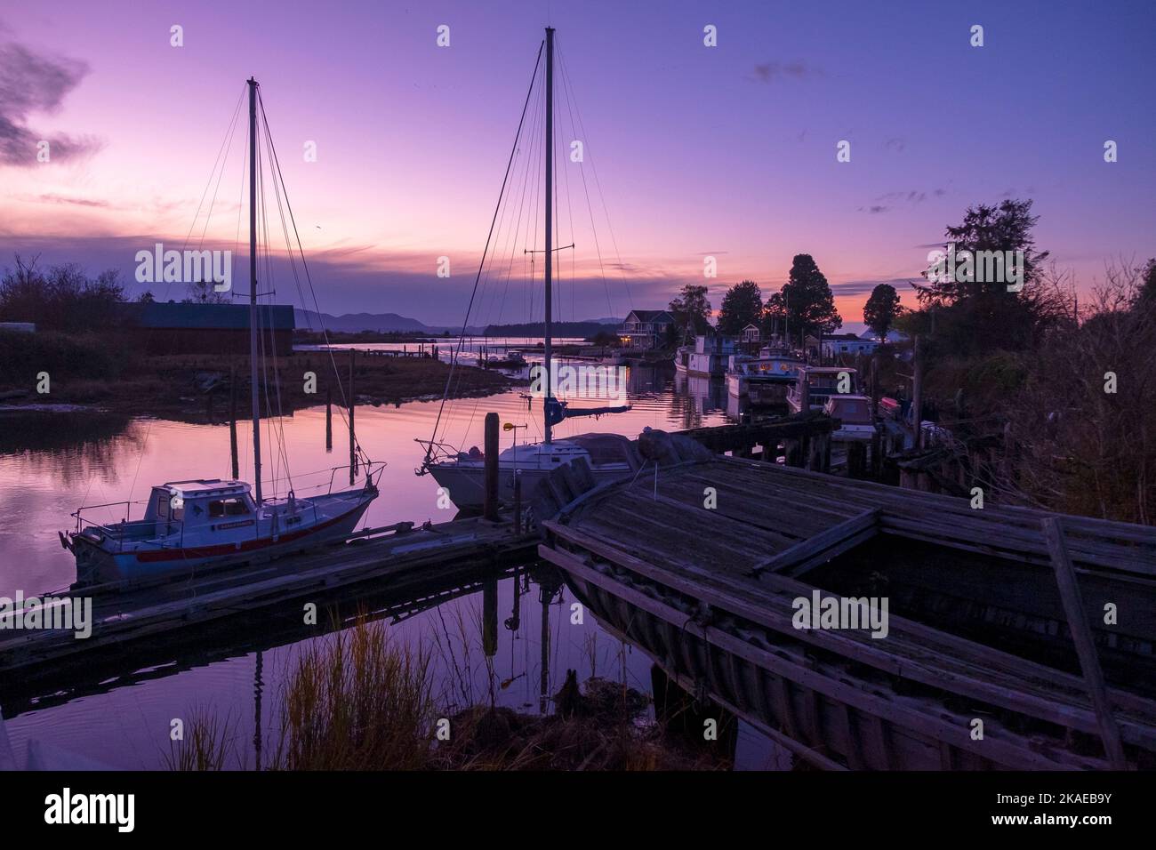 Boote, die auf dem Samish River, Skagit County, Washington, USA, festgemacht wurden Stockfoto